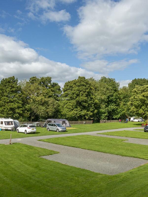 5 star caravan and campingsite with fishing in Wales